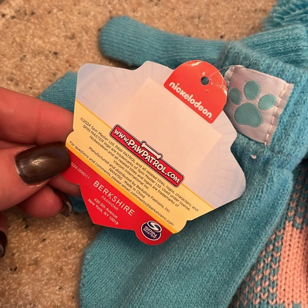 Nickelodeon brand Paw Patrol hat & mittens set- NWT
